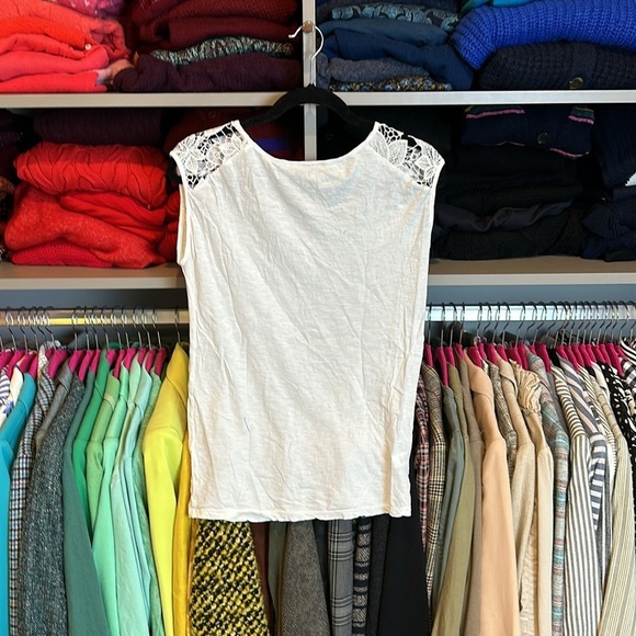 Loft white embroidered sleeveless scoop neck top size XS - Picture 3 of 3
